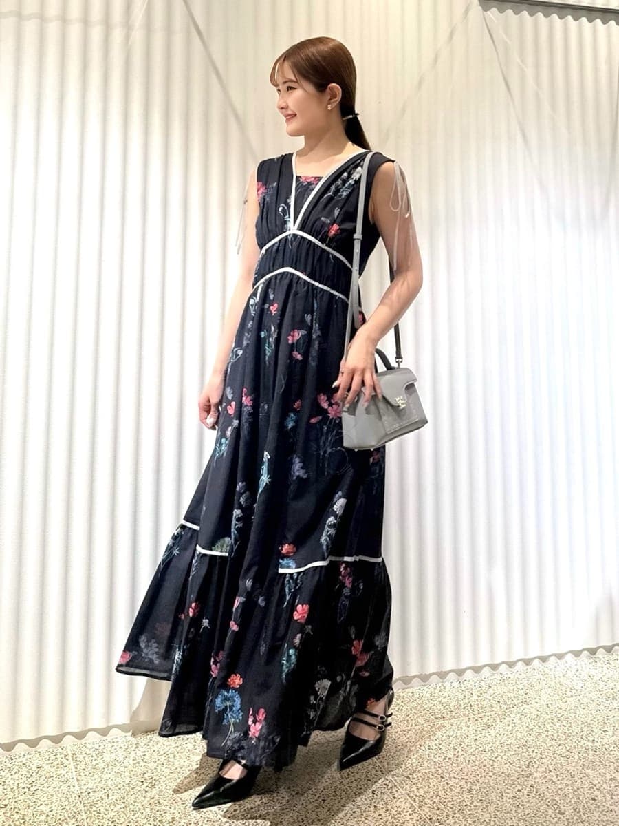 ブルー系のワンピース、ブルー系のショルダーバッグを着用したレディースの夏コーディネートの7枚目の写真