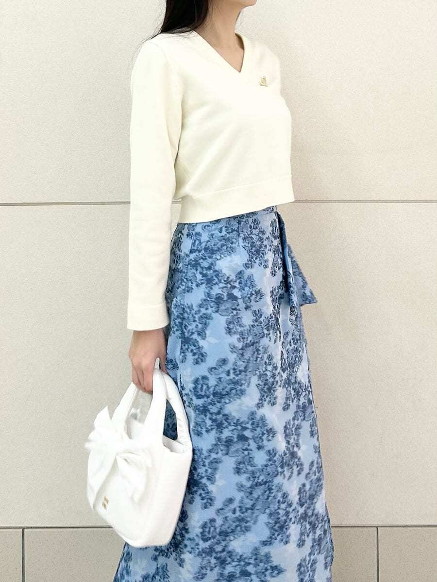 ブラック系のブーツ、ホワイト系のニット/セーターを着用したレディースの冬コーディネートの6枚目の写真