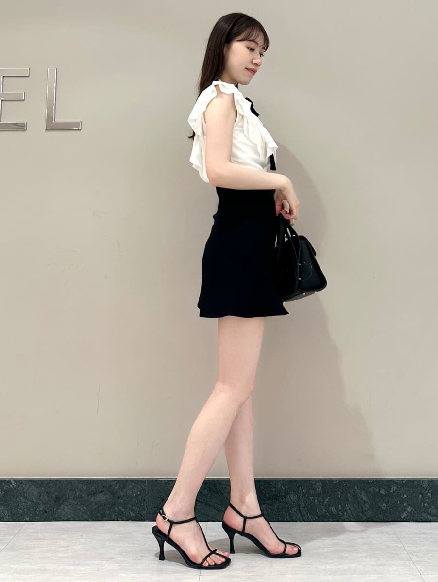 ホワイト系のシャツ/ブラウス、ブラック系のその他パンツ、ブラック系のサンダルを着用したレディースの夏コーディネートの3枚目の写真