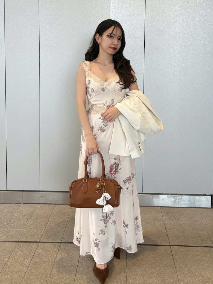 ホワイト系のテーラードジャケット、ホワイト系のワンピース、ブラウン系のパンプスを着用したレディースの春コーディネートの2枚目の写真