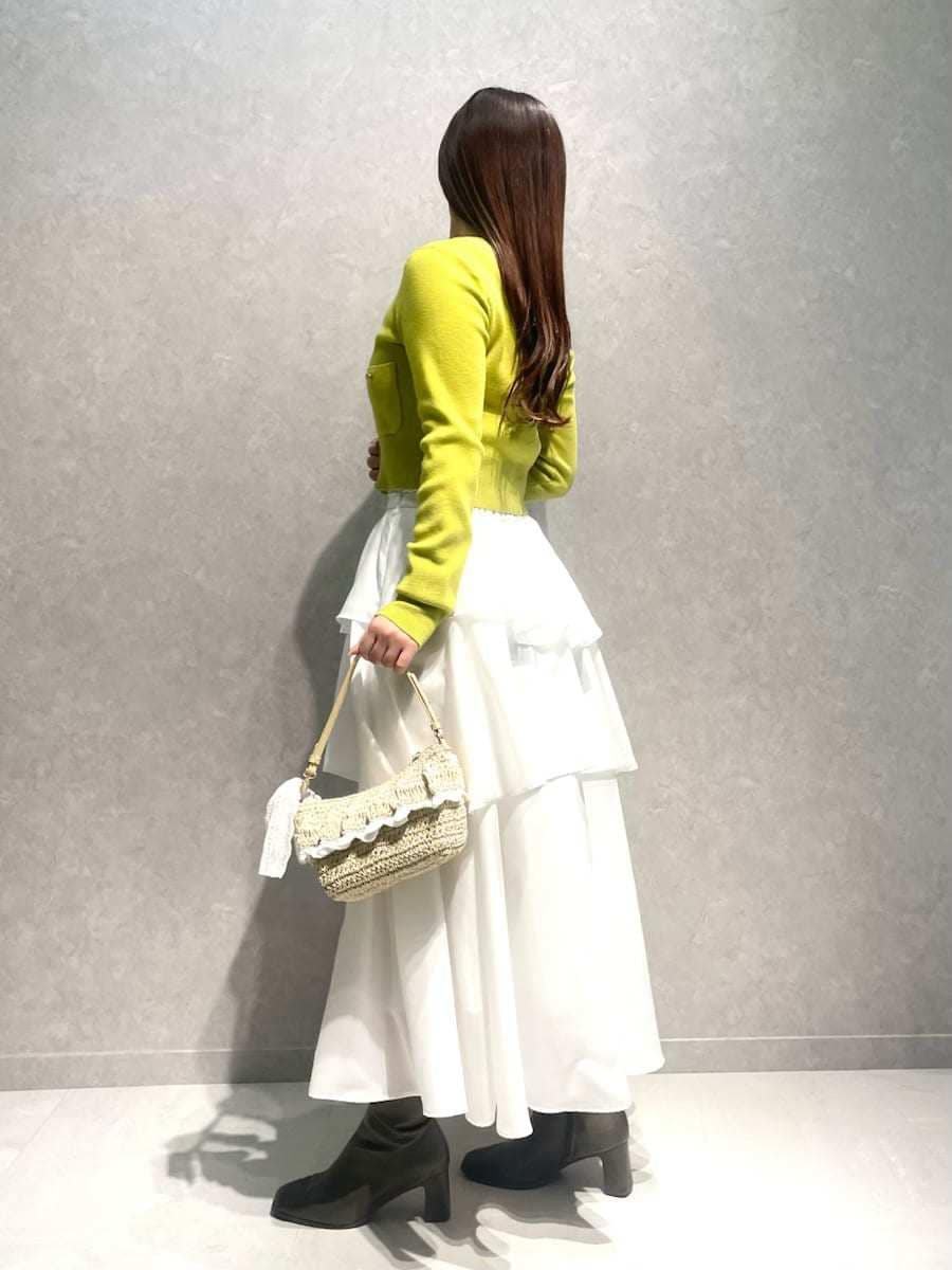 イエロー系のワンピースを着用したレディースの冬コーディネートの2枚目の写真
