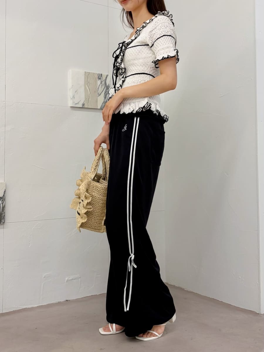ベージュ系のショルダーバッグ、ブルー系のその他パンツ、ホワイト系のニット/セーターを着用したレディースの春コーディネートの3枚目の写真