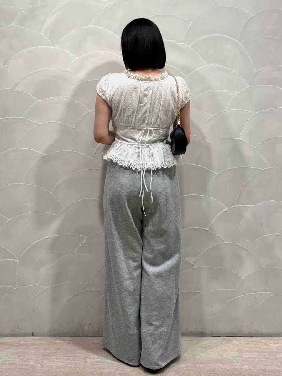 ブラック系のパンプス、ブラック系のショルダーバッグ、グレー系のその他パンツを着用したレディースの春コーディネートの3枚目の写真
