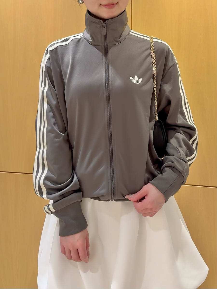 ホワイト系のワンピース、ブラック系のショルダーバッグ、その他のスニーカーを着用したレディースの冬コーディネートの5枚目の写真