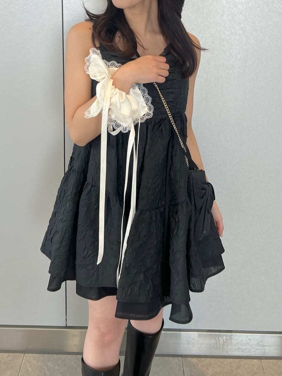 ブラック系のショルダーバッグ、ホワイト系のシュシュを着用したレディースの春コーディネートの4枚目の写真