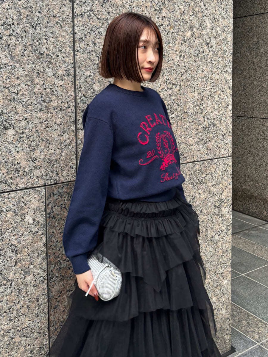 ブラック系のブーツ、ブルー系のニット/セーターを着用したレディースの冬コーディネートの8枚目の写真