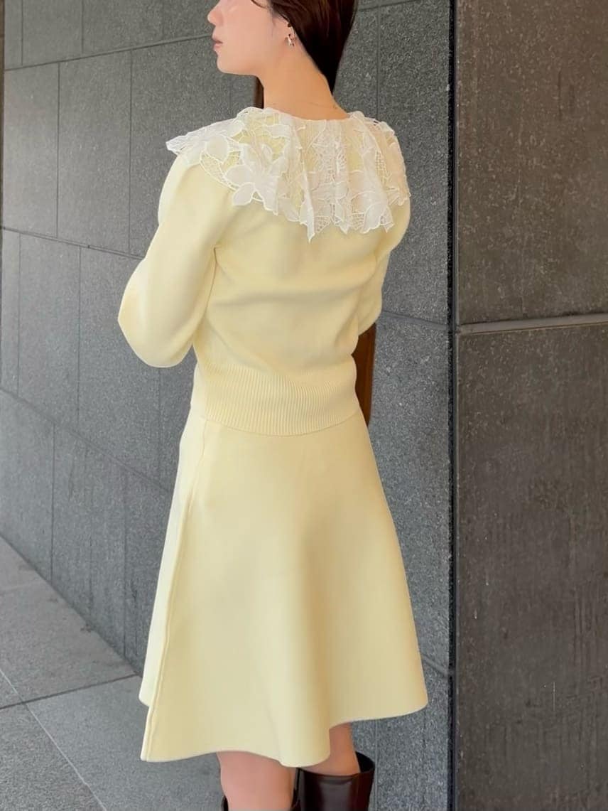 ブラウン系のブーツ、ブラウン系のハンドバッグを着用したレディースの冬コーディネートの7枚目の写真