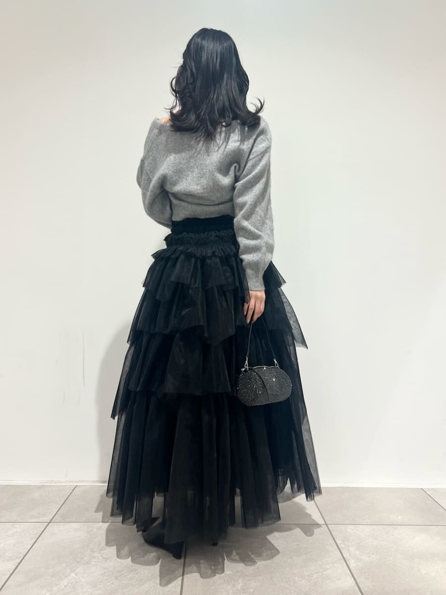 グレー系のカーディガン/ボレロを着用したレディースの冬コーディネートの3枚目の写真