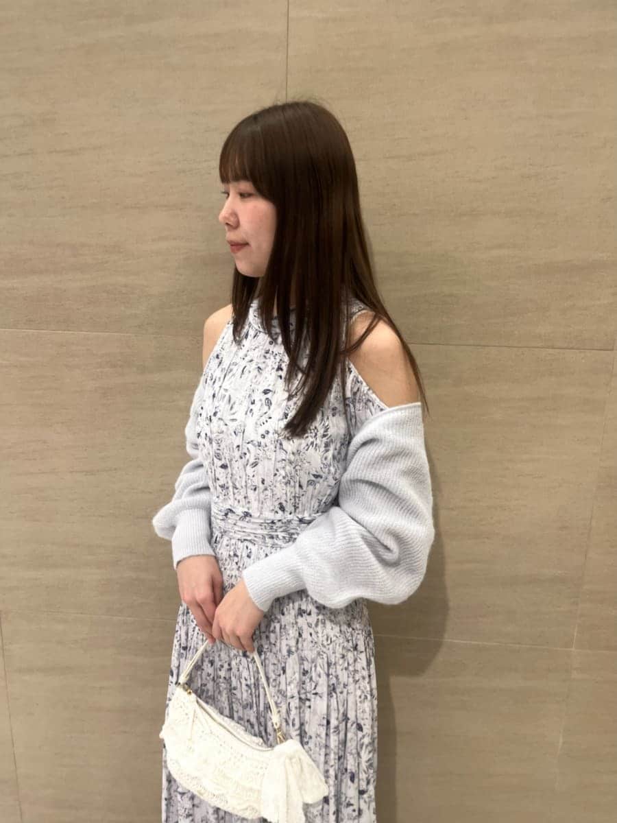 ブラック系のブーツ、ブルー系のワンピース、ブルー系のカーディガン/ボレロを着用したレディースの冬コーディネートの4枚目の写真