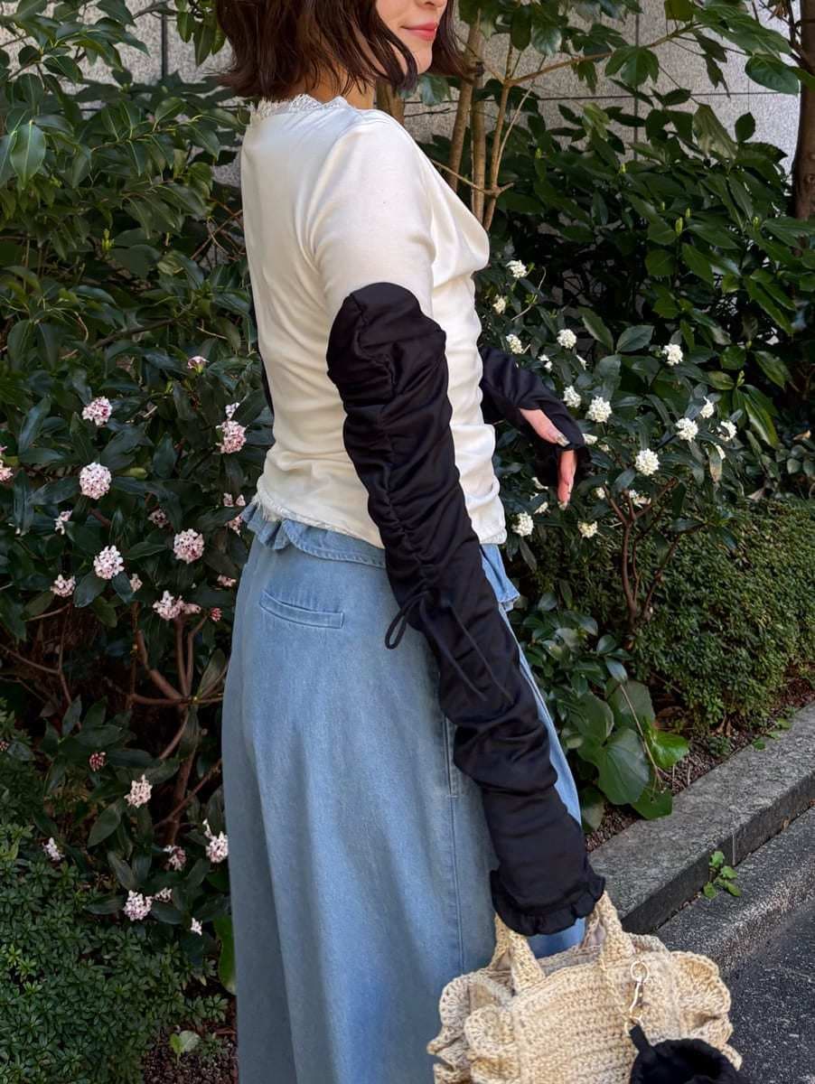 ブルー系のその他パンツ、ホワイト系のショルダーバッグ、シルバー系のスニーカーを着用したレディースの春コーディネートの9枚目の写真