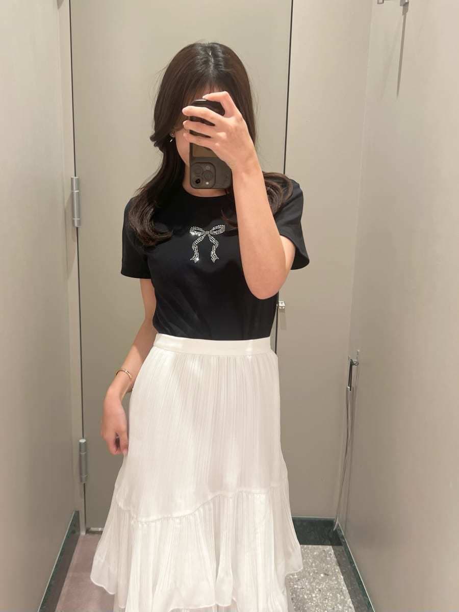 ホワイト系のスカート、シルバー系のバックパック/リュック、ブルー系のTシャツ/カットソーを着用したレディースの春コーディネートの7枚目の写真