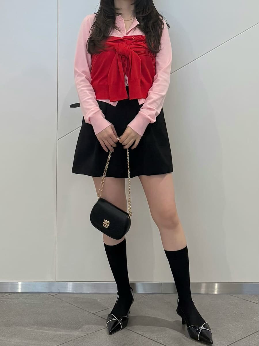 レッド系のカーディガン/ボレロ、ブラック系のパンプス、ブラック系のショルダーバッグを着用したレディースの冬コーディネートの5枚目の写真