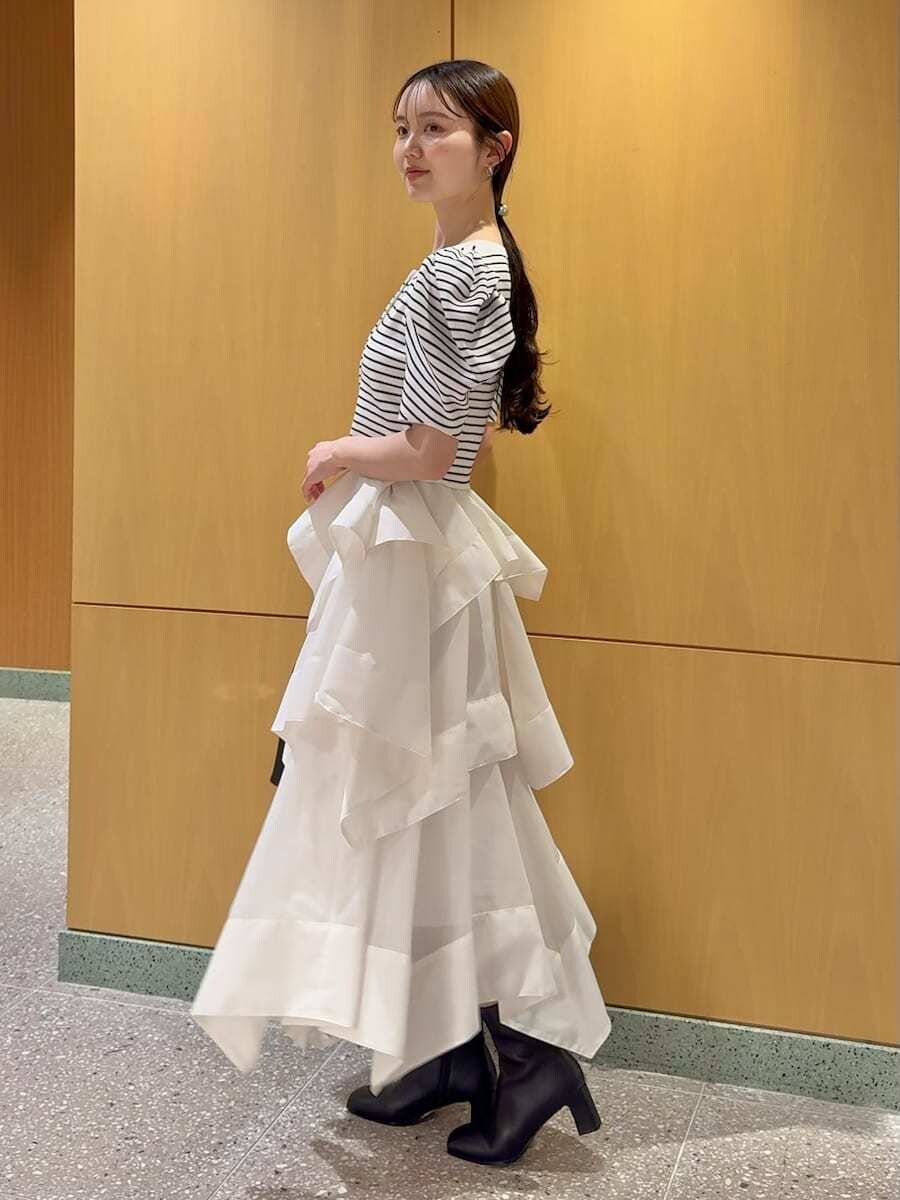 ホワイト系のスカート、その他のカーディガン/ボレロ、ブラック系のハンドバッグを着用したレディースの春コーディネートの2枚目の写真