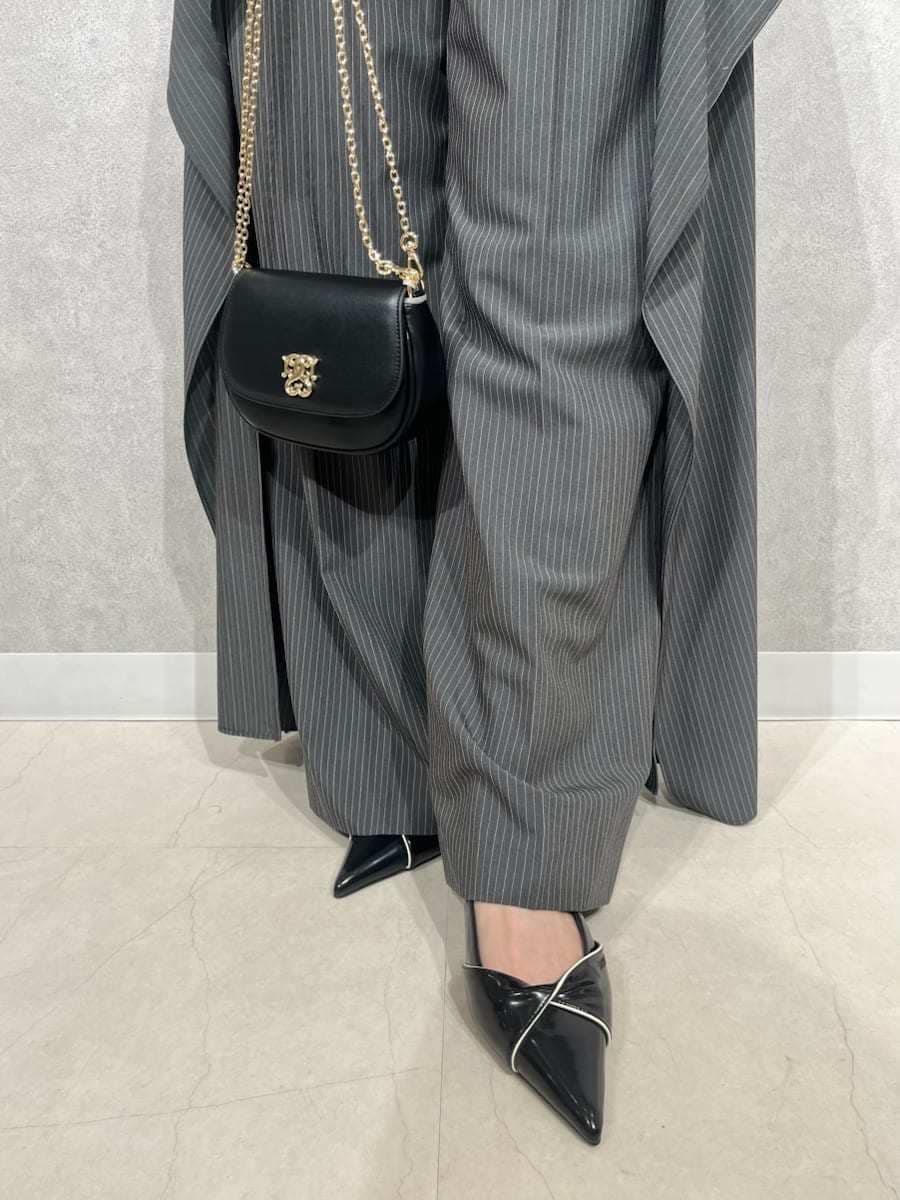 グレー系のその他パンツ、ホワイト系のシャツ/ブラウス、ブラック系のパンプスを着用したレディースの春コーディネートの7枚目の写真