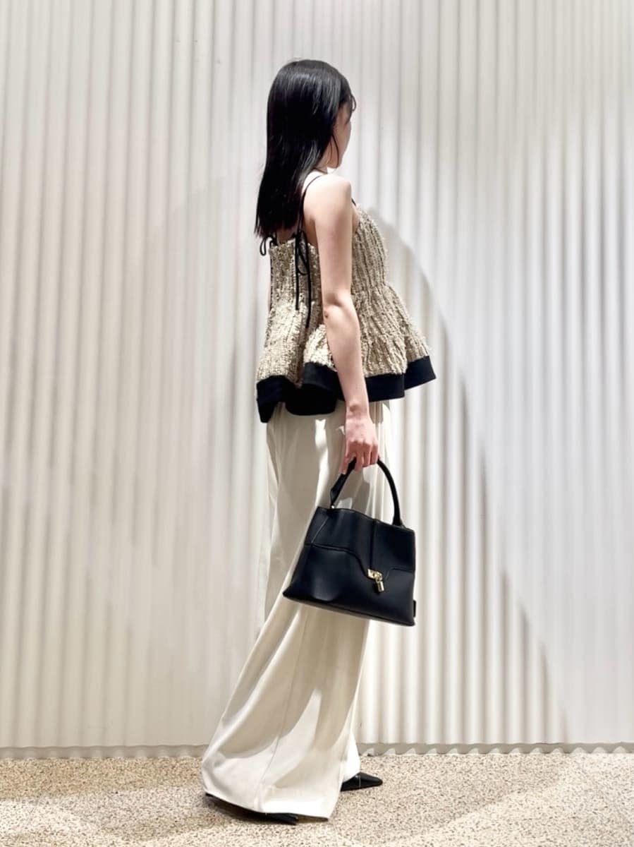 ブルー系のテーラードジャケット、ホワイト系のその他パンツ、ベージュ系のその他トップスを着用したレディースの春コーディネートの4枚目の写真