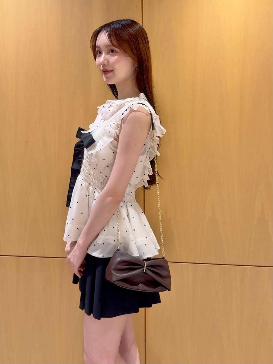 その他のシャツ/ブラウス、ブラック系のその他パンツを着用したレディースの夏コーディネートの7枚目の写真
