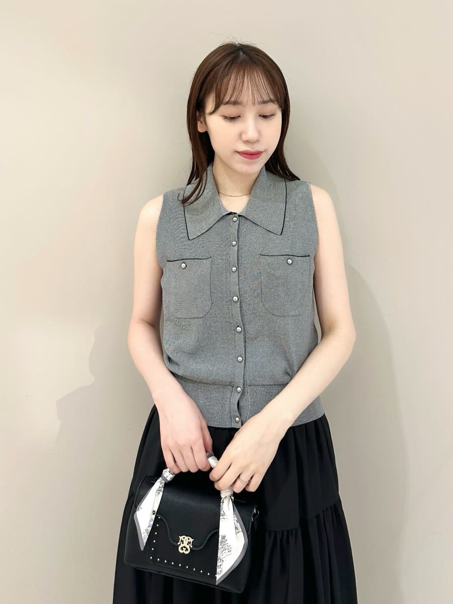 その他のワンピース、ブラック系のブーツ、ブラック系のショルダーバッグを着用したレディースの夏コーディネートの2枚目の写真