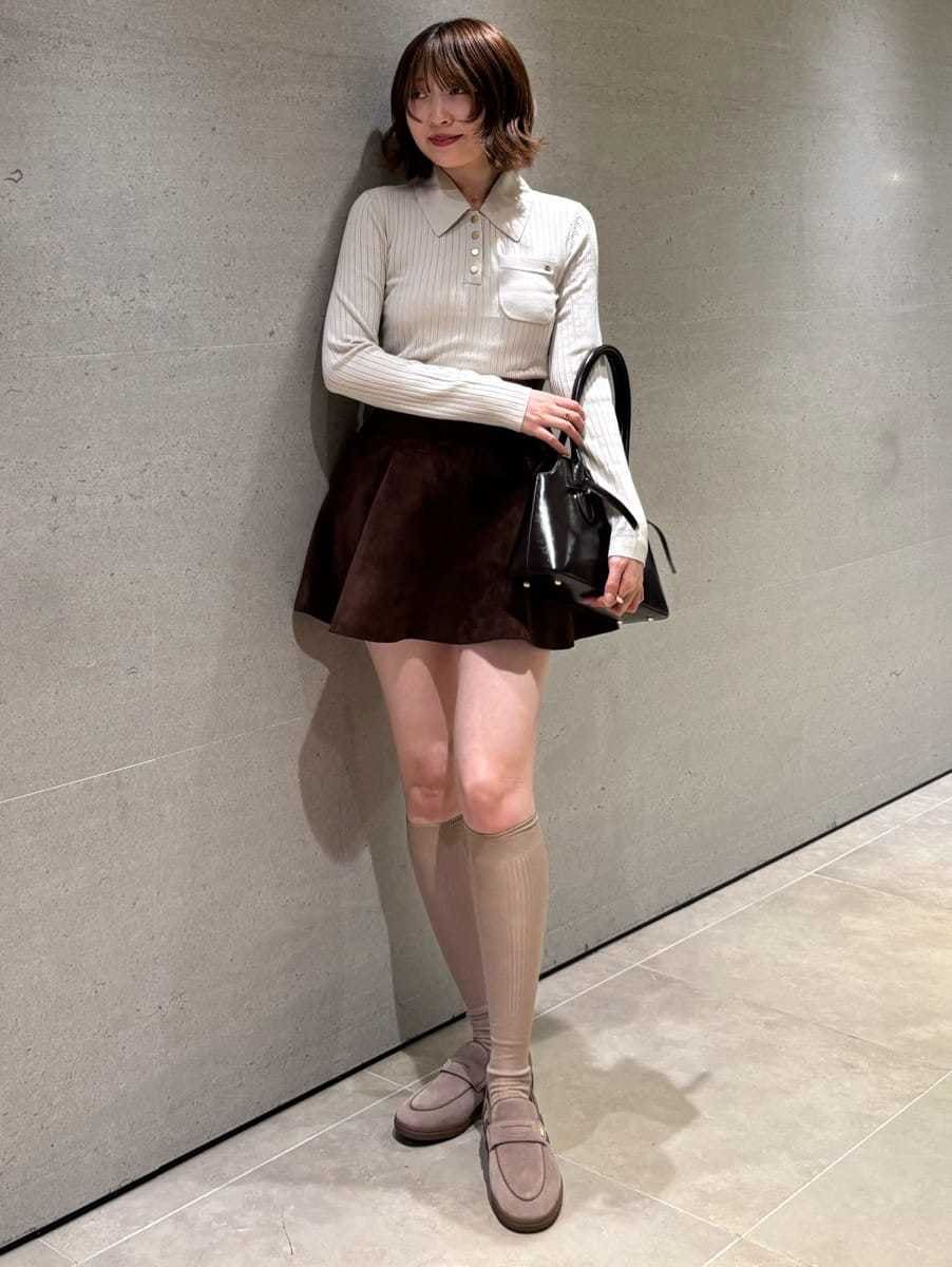 ブラウン系のその他パンツ、ベージュ系のポロシャツ、ブラック系のボストンバッグを着用したレディースの秋コーディネートの2枚目の写真