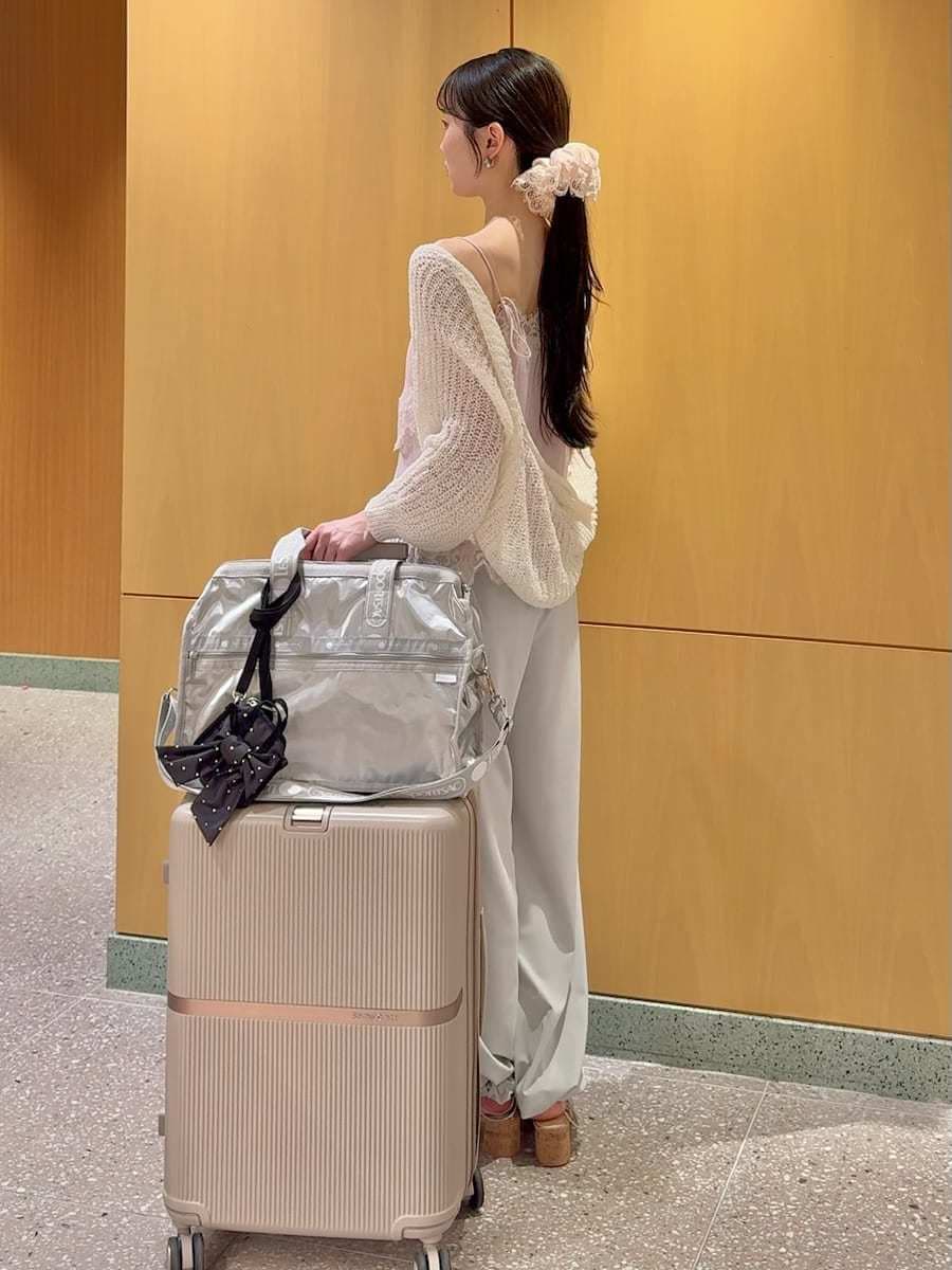 シルバー系のその他パンツ、ピンク系のキャミソール、ホワイト系のカーディガン/ボレロを着用したレディースの春コーディネートの3枚目の写真