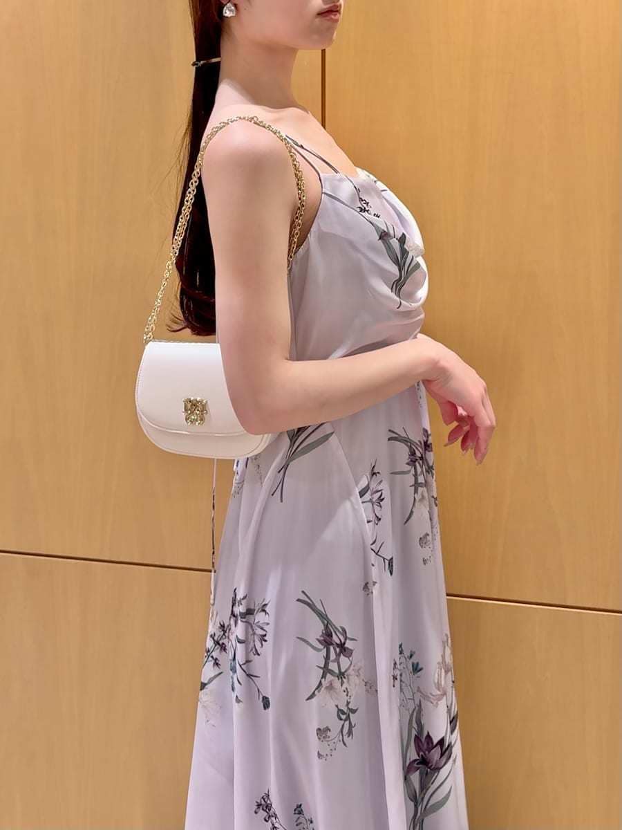 ホワイト系のテーラードジャケット、パープル系のワンピース、ホワイト系のショルダーバッグを着用したレディースの春コーディネートの9枚目の写真