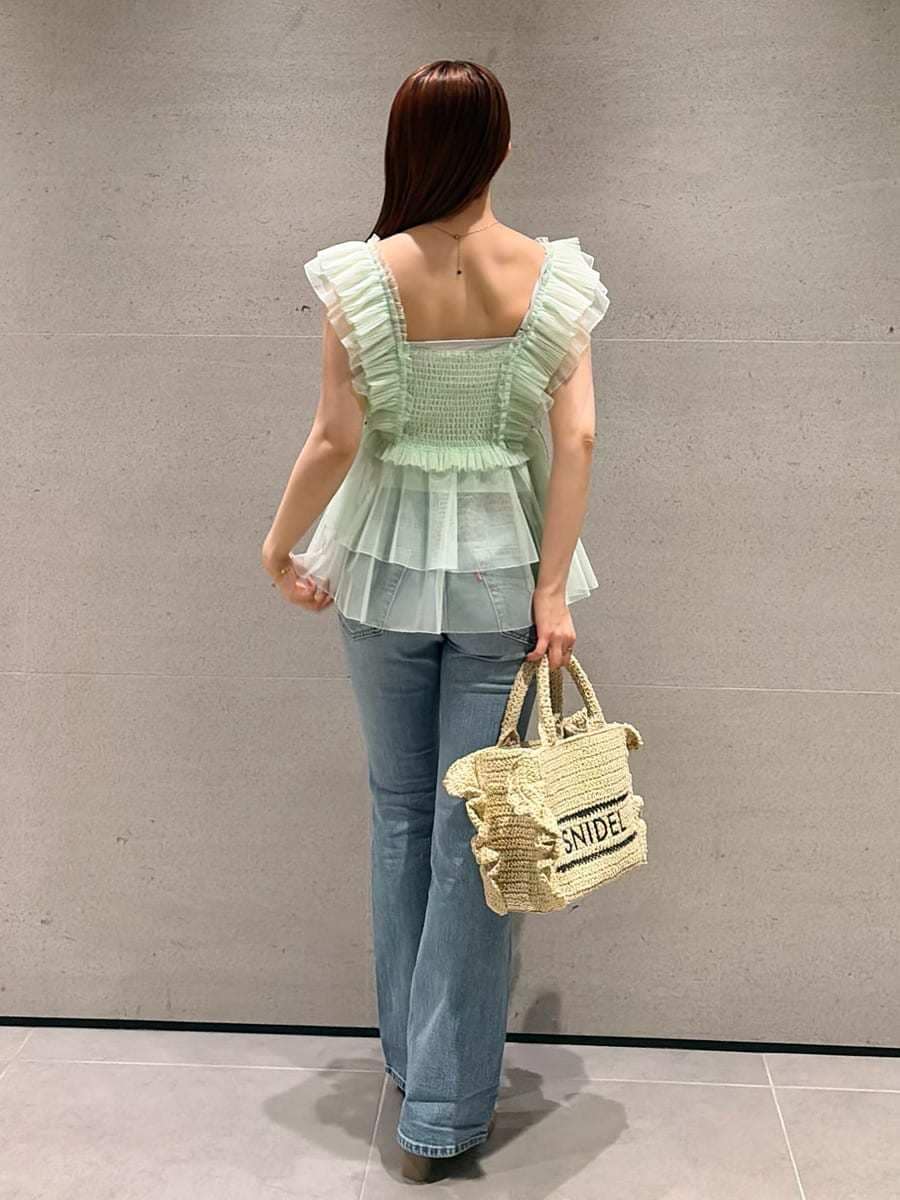 グリーン系のシャツ/ブラウス、ブルー系のデニムパンツ、ブラウン系のサンダルを着用したレディースの春コーディネートの2枚目の写真