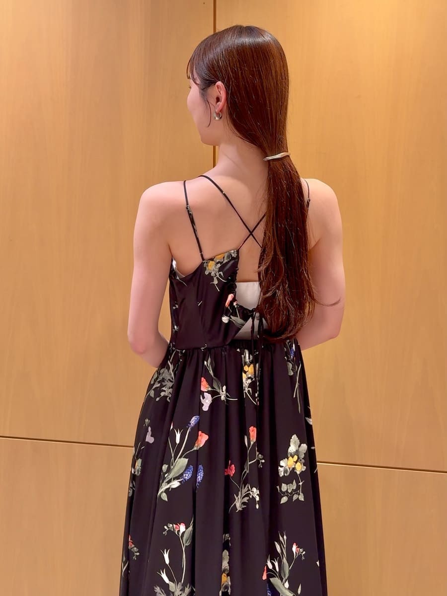 ホワイト系のテーラードジャケット、ブラック系のワンピース、ホワイト系のショルダーバッグを着用したレディースの春コーディネートの8枚目の写真