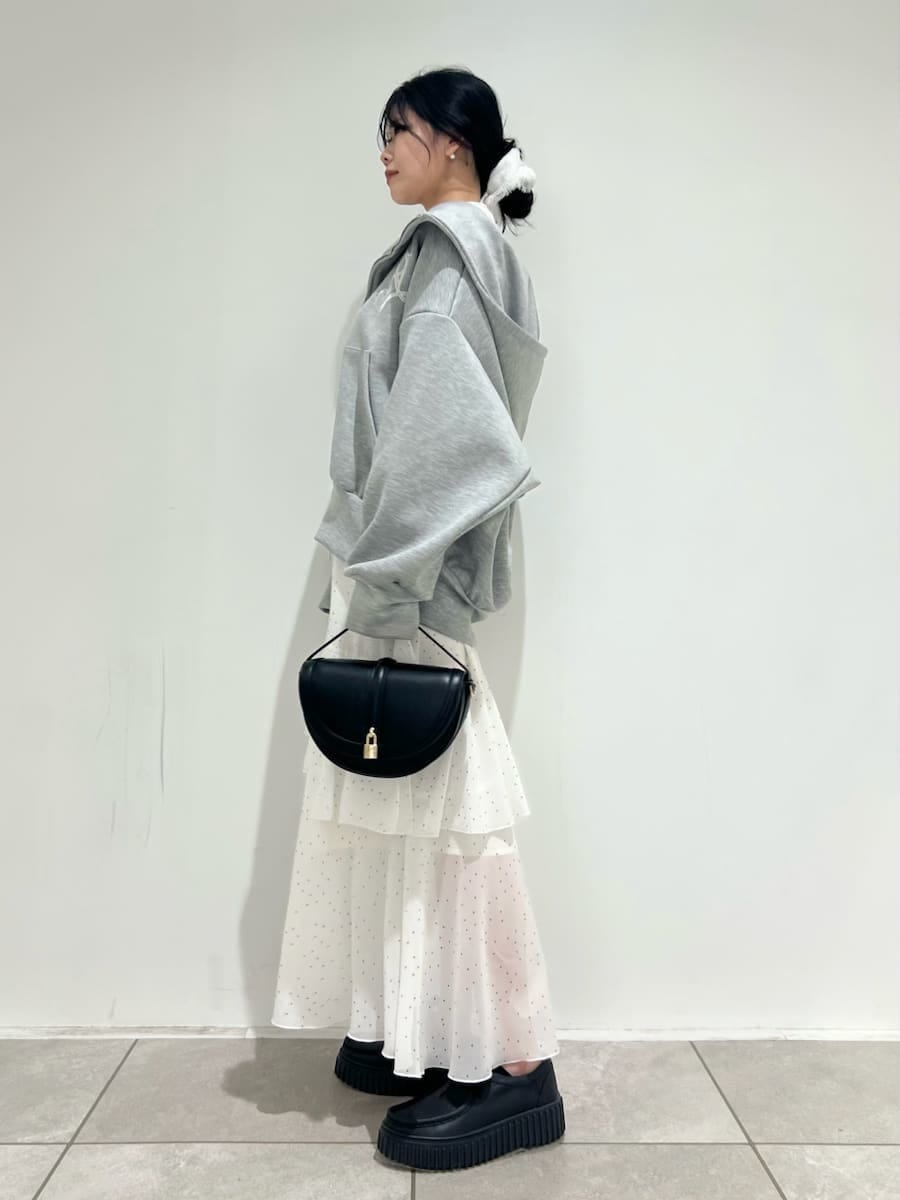 ブラック系のハンドバッグ、ブラック系のその他シューズ、その他のワンピースを着用したレディースの冬コーディネートの2枚目の写真