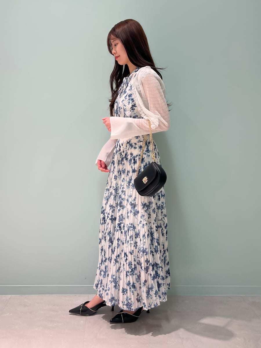 ブルー系のワンピース、ホワイト系のカーディガン/ボレロ、ブラック系のパンプスを着用したレディースの冬コーディネートの3枚目の写真