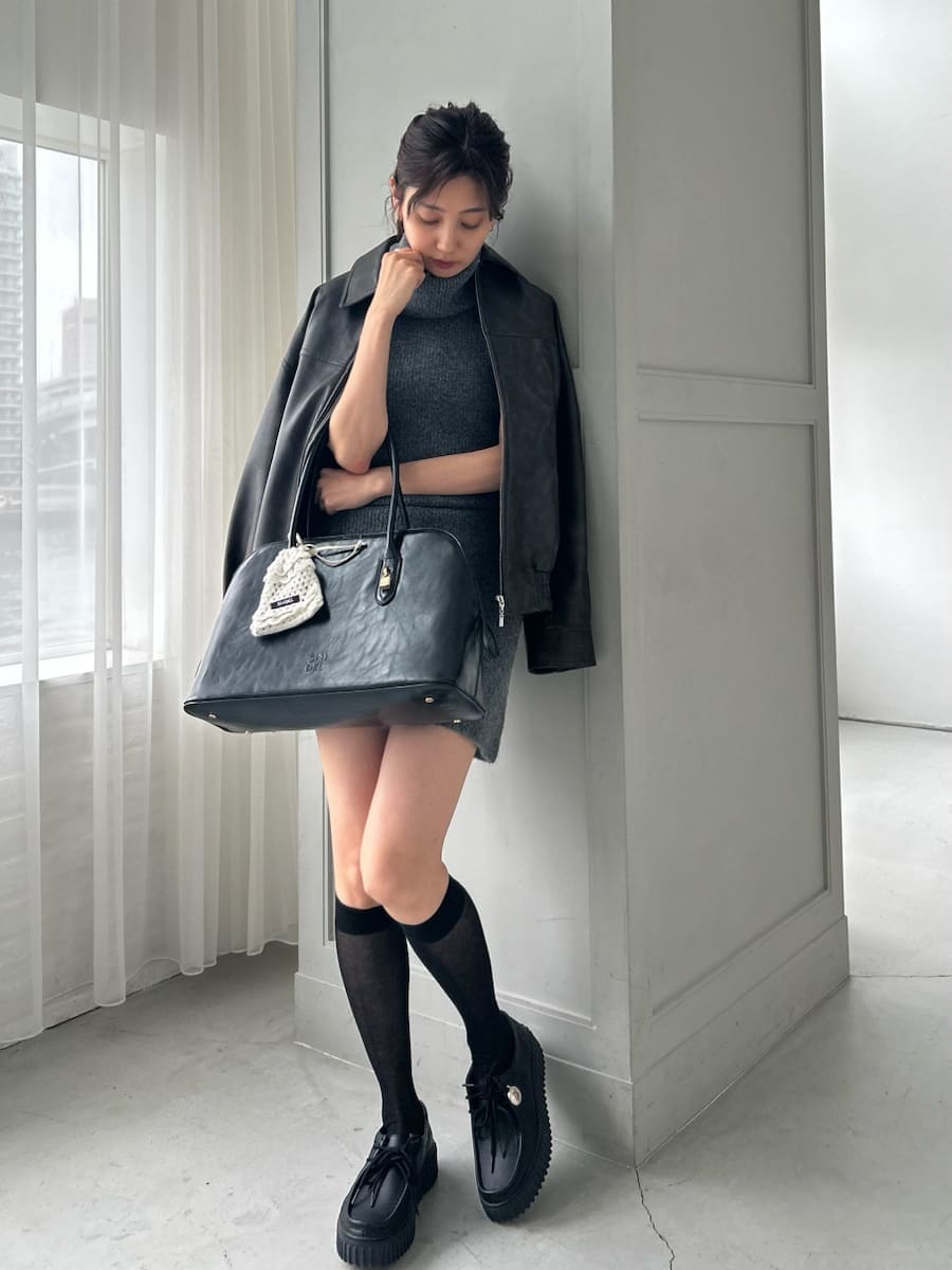 ブラウン系のブルゾン、グレー系のワンピース、ブラック系のハンドバッグを着用したレディースの夏コーディネートの5枚目の写真