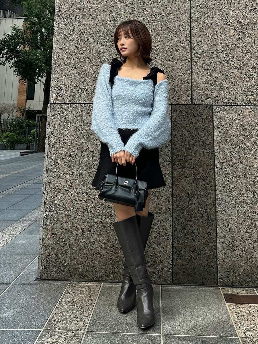 ブラック系のその他パンツ、ブラック系のボストンバッグを着用したレディースの冬コーディネートの3枚目の写真