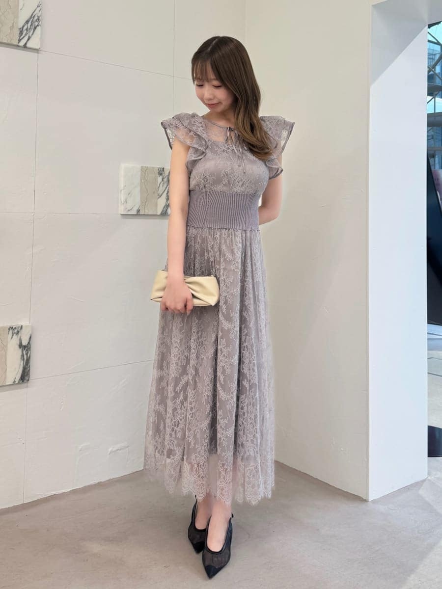グレー系のドレスを着用したレディースの夏コーディネートの3枚目の写真