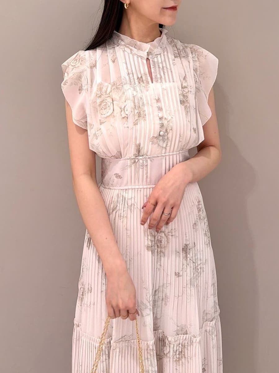 ピンク系のワンピース、ブラウン系のパンプス、ホワイト系のショルダーバッグを着用したレディースの春コーディネートの5枚目の写真