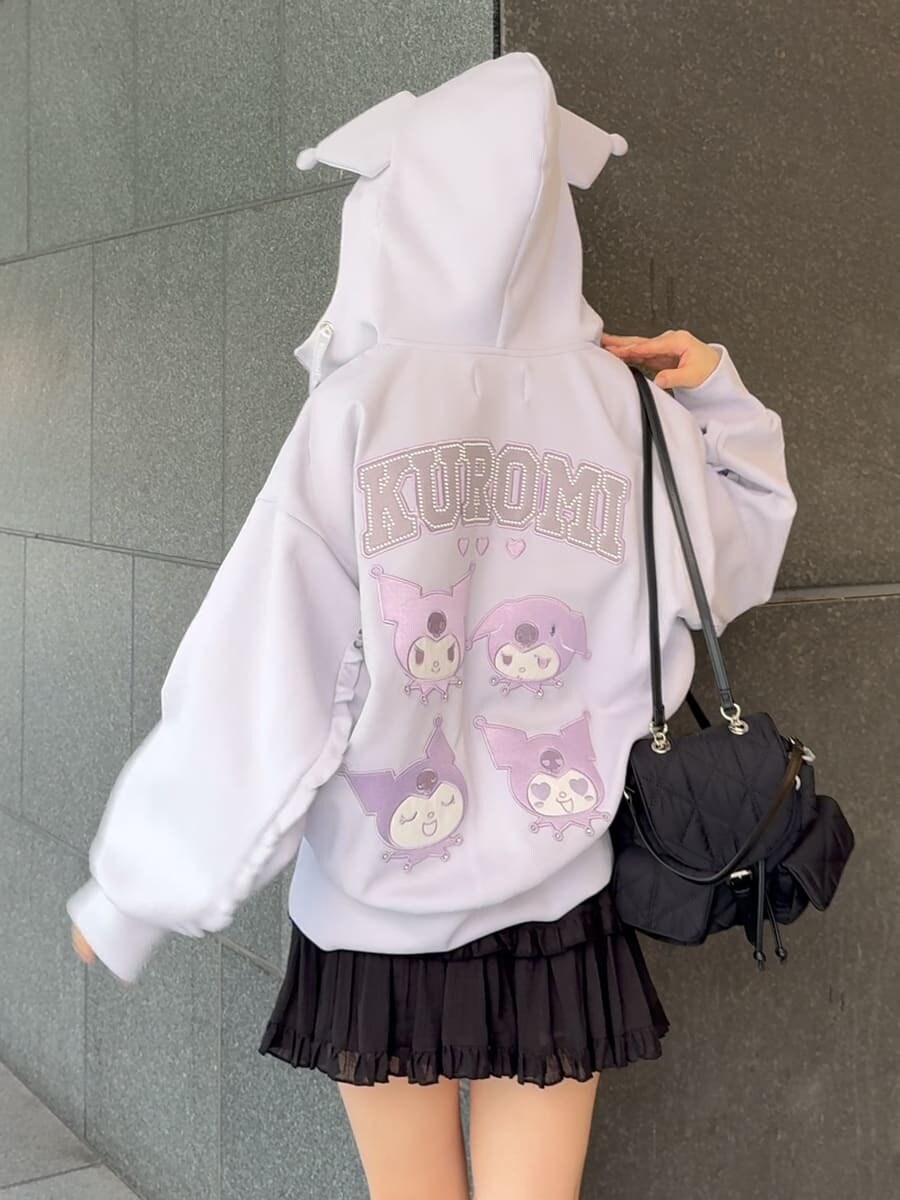 ブラック系のその他パンツ、ブラック系のブーツ、ブラック系のバックパック/リュックを着用したレディースの夏コーディネートの2枚目の写真