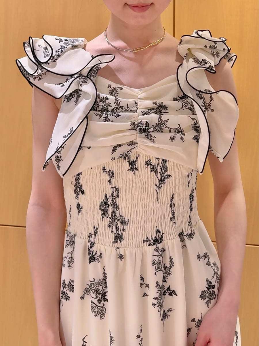 ブラック系のかごバッグ、イエロー系のワンピースを着用したレディースの春コーディネートの6枚目の写真