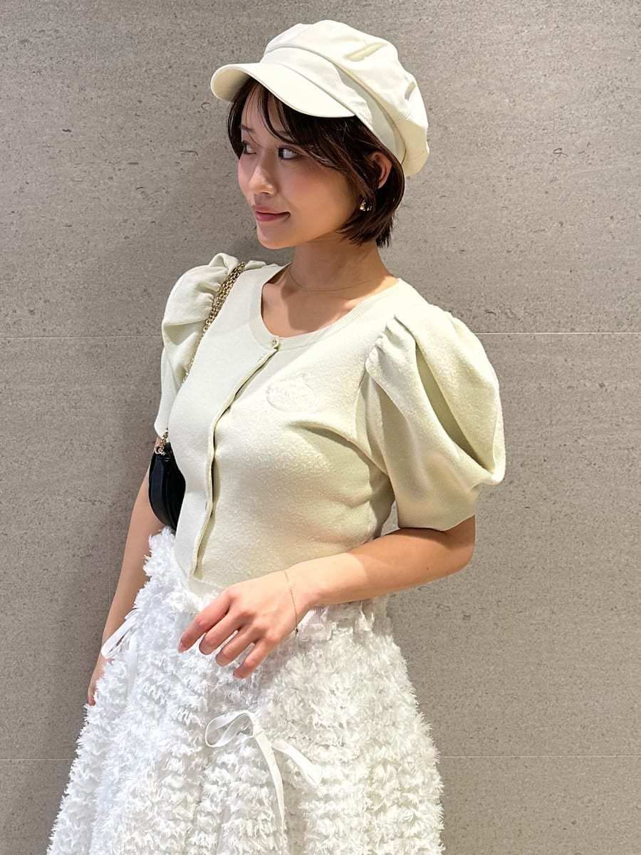 イエロー系のカーディガン/ボレロ、ブラック系のショルダーバッグを着用したレディースの春コーディネートの5枚目の写真