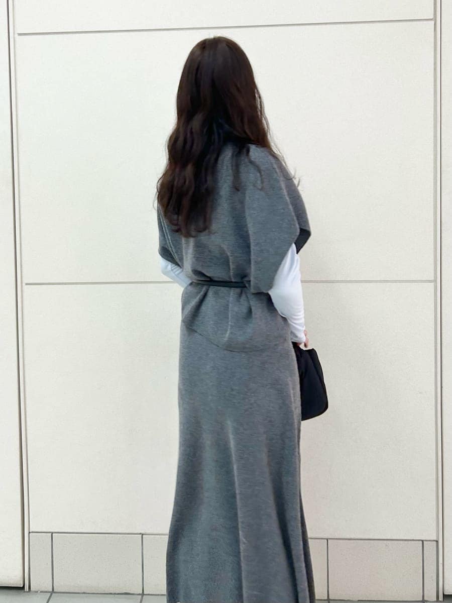 グレー系のワンピース、ブルー系のTシャツ/カットソーを着用したレディースの冬コーディネートの7枚目の写真