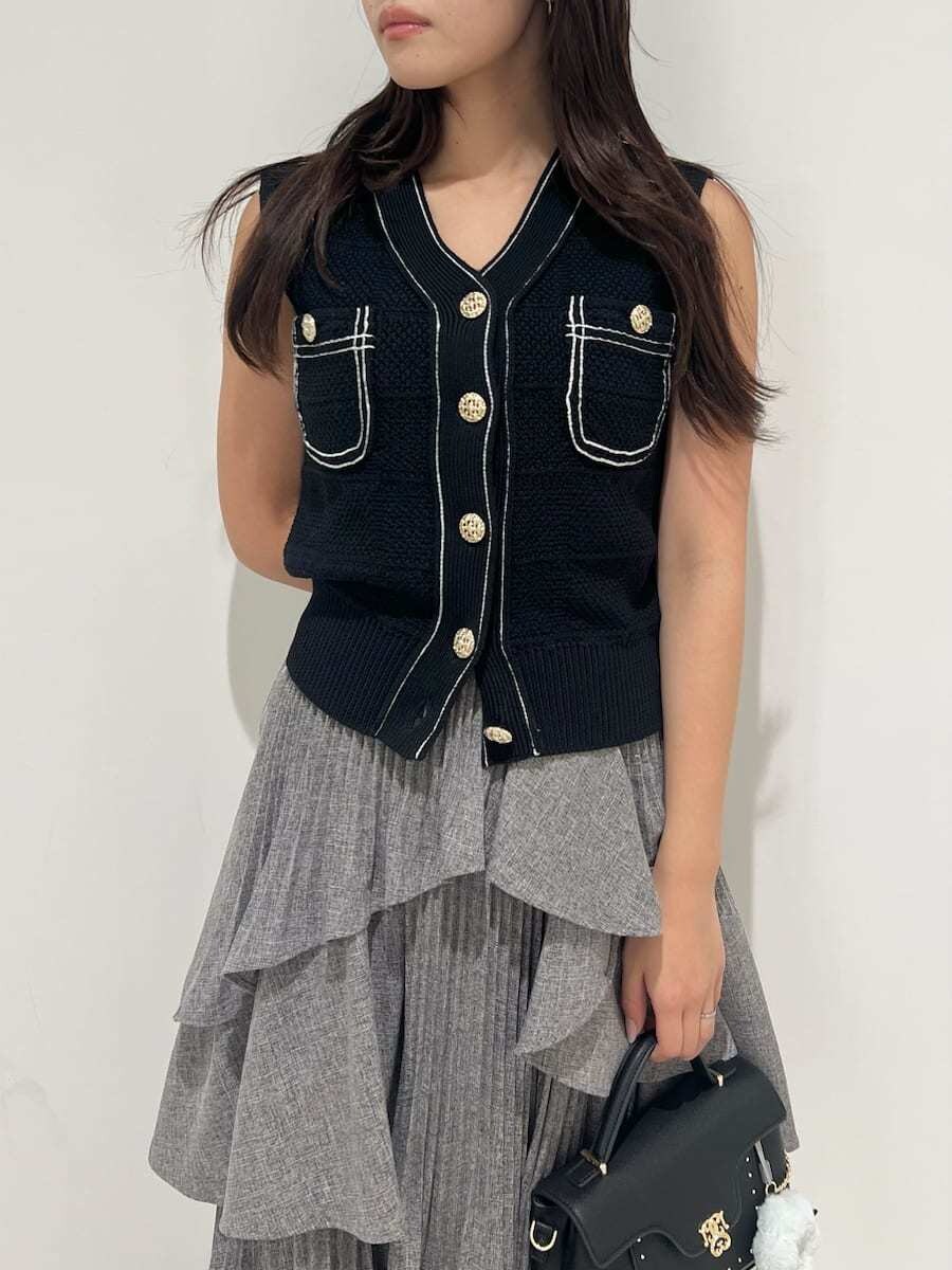 その他のワンピース、ブルー系のニット/セーター、ブラック系のショルダーバッグを着用したレディースの夏コーディネートの4枚目の写真