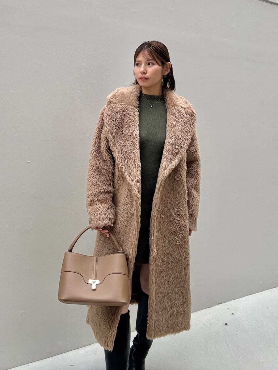 ブラック系のブーツ、グリーン系のワンピース、グリーン系のカーディガン/ボレロを着用したレディースの冬コーディネートの2枚目の写真