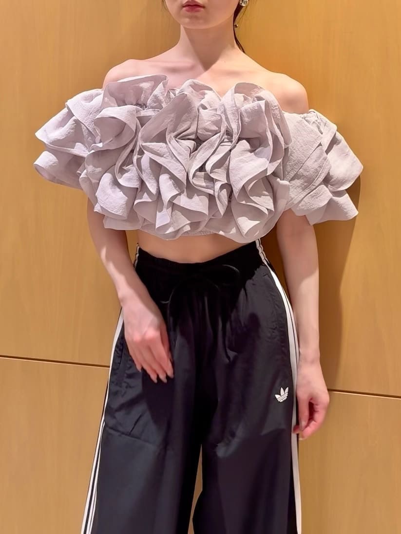 グレー系のシャツ/ブラウス、ブラック系のその他パンツ、ブラック系のショルダーバッグを着用したレディースの春コーディネートの4枚目の写真