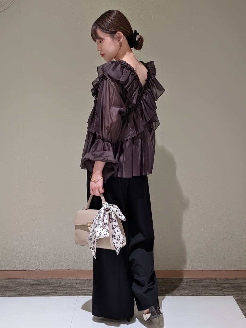 ブラック系のその他パンツ、ブラウン系のシャツ/ブラウス、その他のパンプスを着用したレディースの秋コーディネートの3枚目の写真