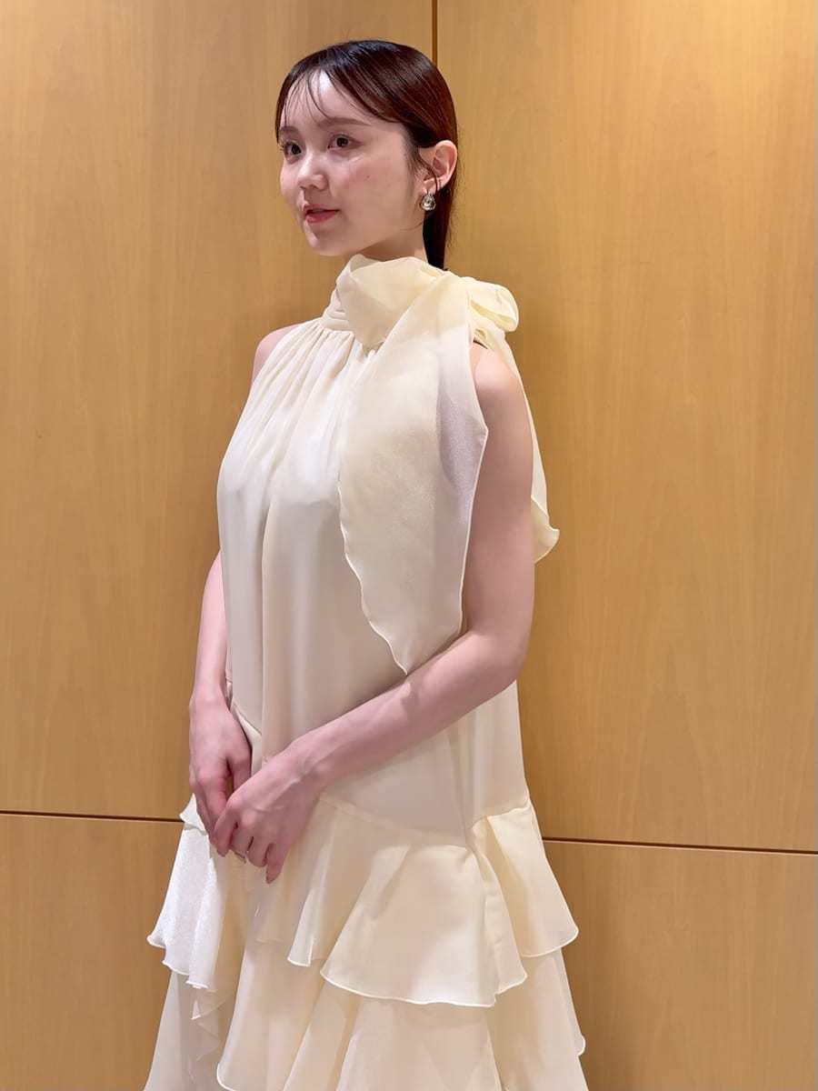イエロー系のドレスを着用したレディースの夏コーディネートの6枚目の写真