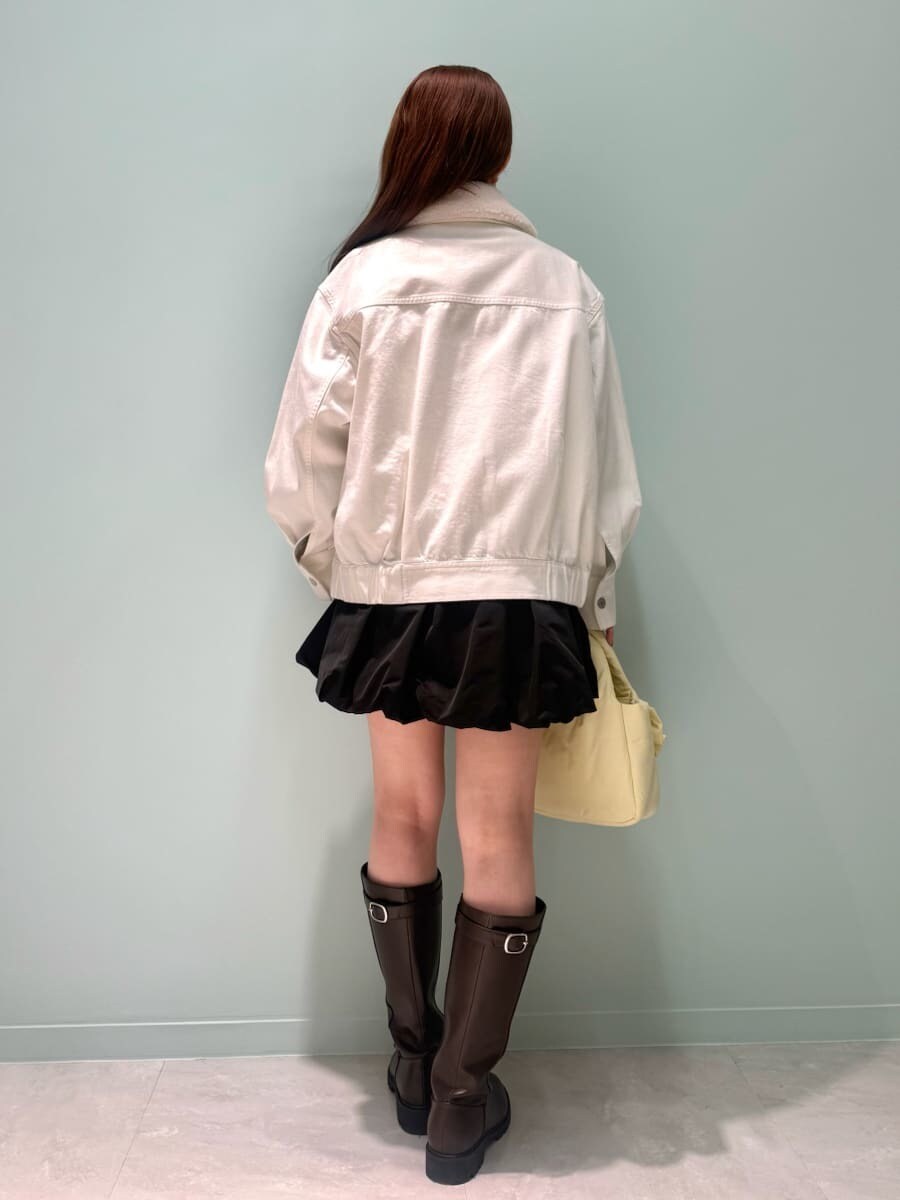 ホワイト系のブルゾン、ブラック系のその他パンツ、グレー系のニット/セーターを着用したレディースの冬コーディネートの3枚目の写真