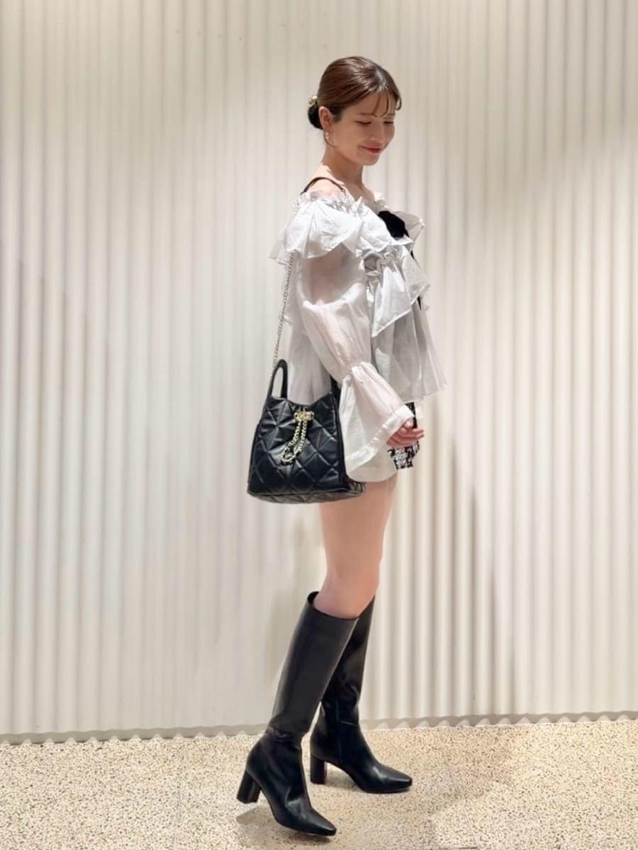 ブラック系のその他パンツ、ピンク系のシャツ/ブラウス、ブラック系のブーツを着用したレディースの秋コーディネートの2枚目の写真