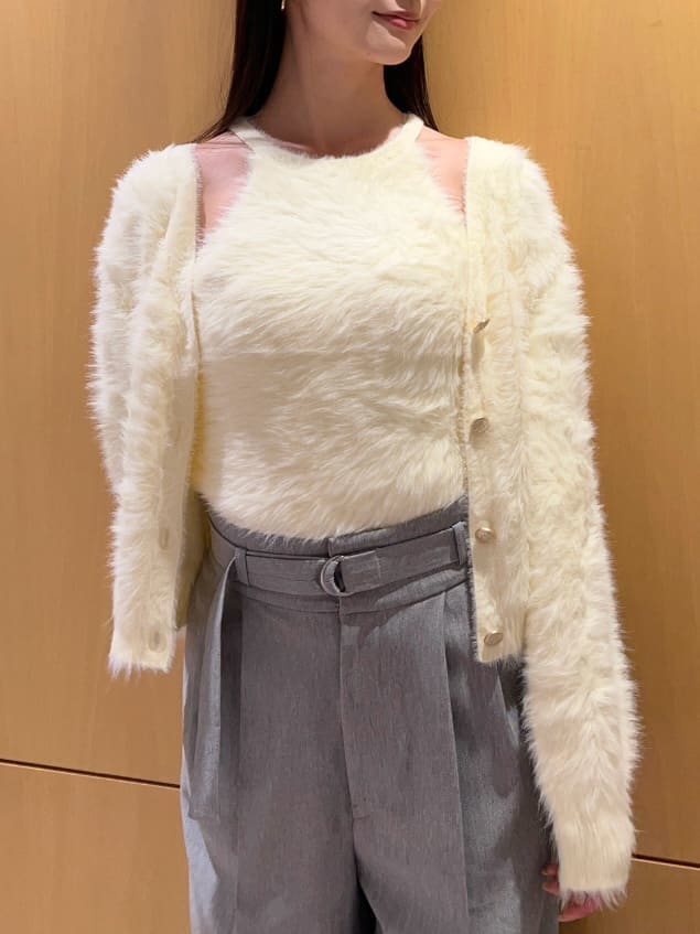 ブラック系のブーツ、イエロー系のニット/セーター、ブラック系のハンドバッグを着用したレディースの秋コーディネートの6枚目の写真