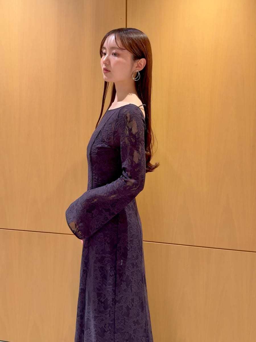 ベージュ系のハンドバッグ、ブルー系のワンピースを着用したレディースの春コーディネートの5枚目の写真