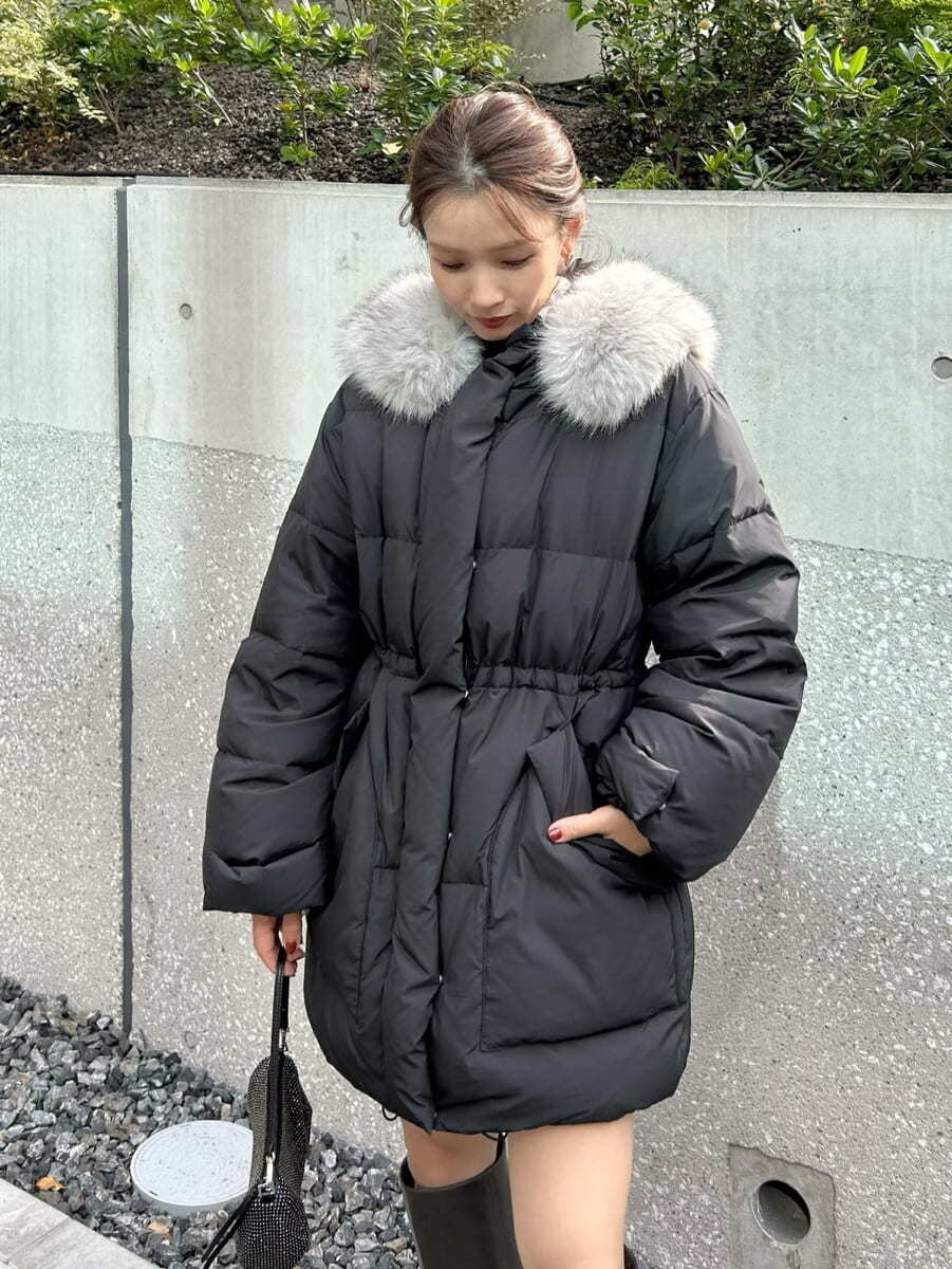 グレー系のブーツ、グレー系のノーカラージャケット、その他のその他パンツを着用したレディースの秋コーディネートの2枚目の写真