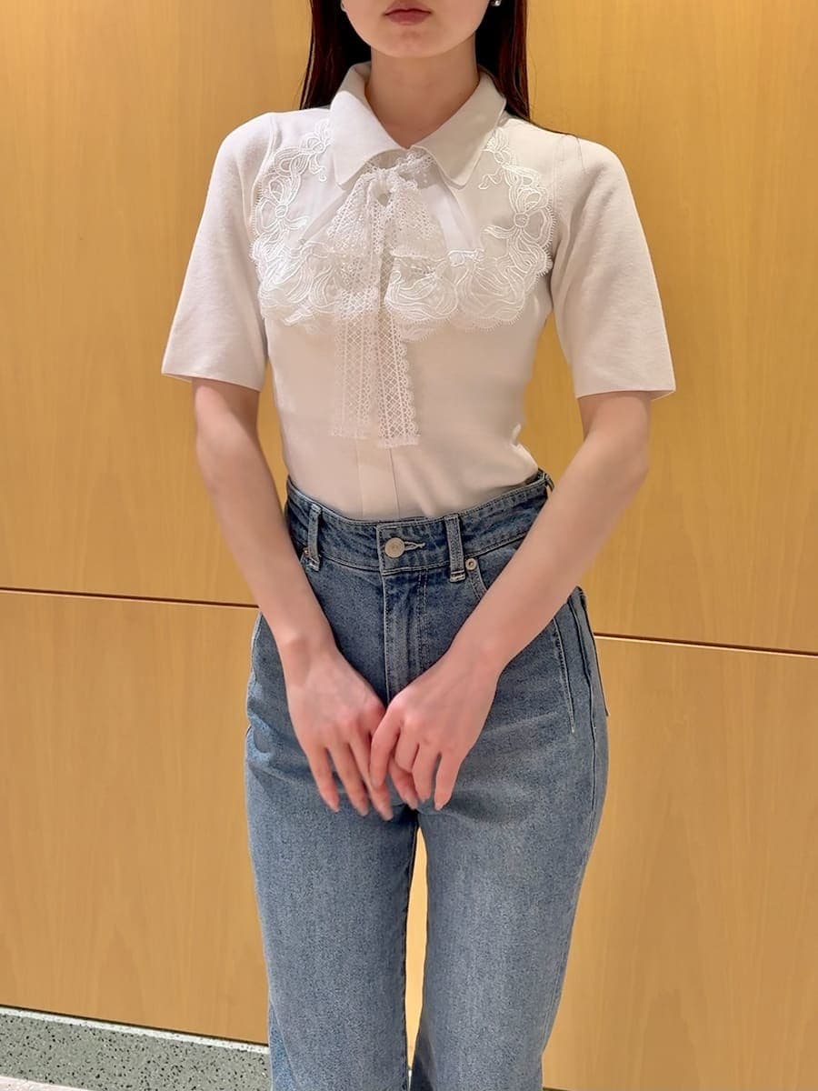 ブルー系のその他パンツ、ブルー系のテーラードジャケット、ホワイト系のニット/セーターを着用したレディースの春コーディネートの8枚目の写真