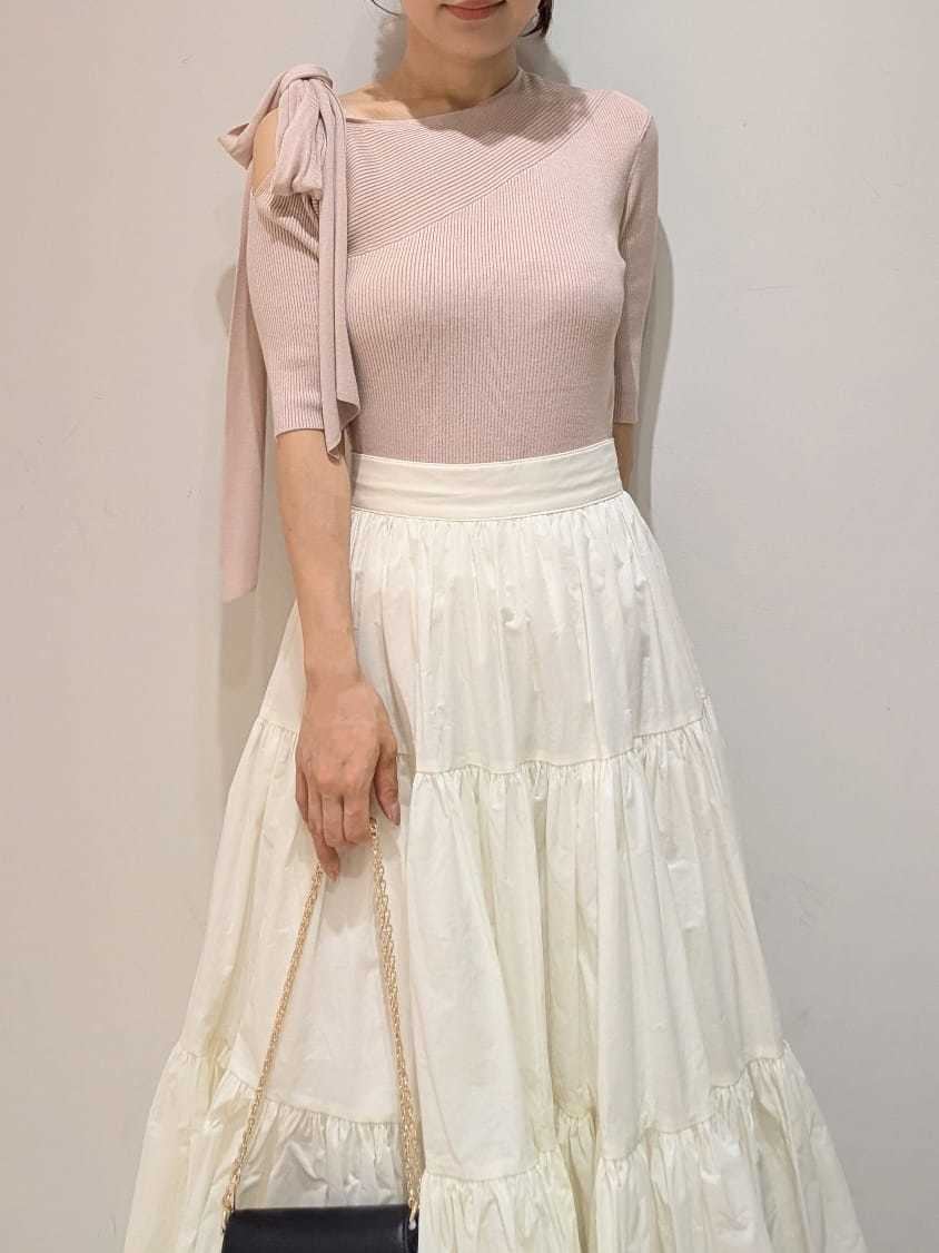 ホワイト系のスカート、その他のパンプス、ブラック系のショルダーバッグを着用したレディースの春コーディネートの3枚目の写真