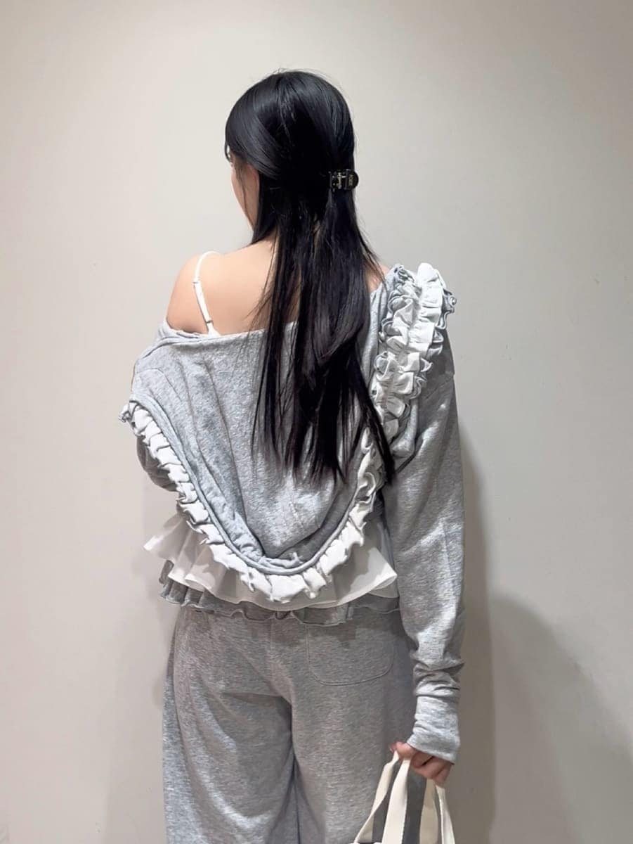ホワイト系のショルダーバッグ、グレー系のその他パンツ、グレー系のパーカーを着用したレディースの夏コーディネートの8枚目の写真