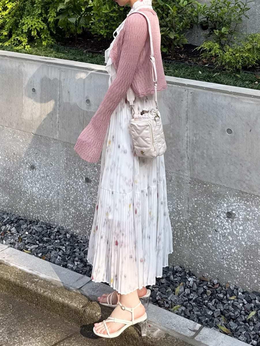 ホワイト系のサンダル、ホワイト系のワンピース、ピンク系のカーディガン/ボレロを着用したレディースの春コーディネートの2枚目の写真